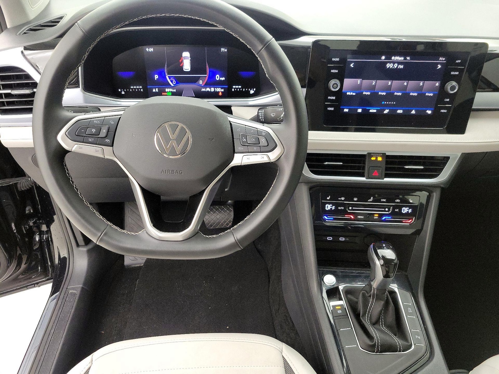 2025 Volkswagen Taos SE - Photo 11