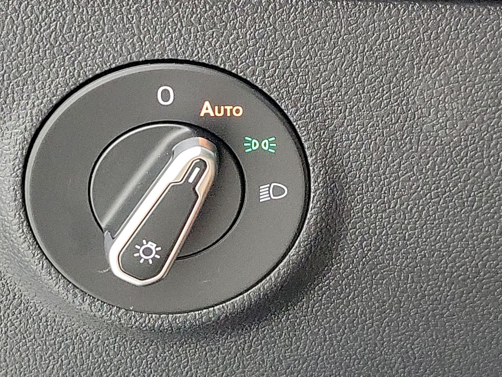2025 Volkswagen Taos SE - Photo 14
