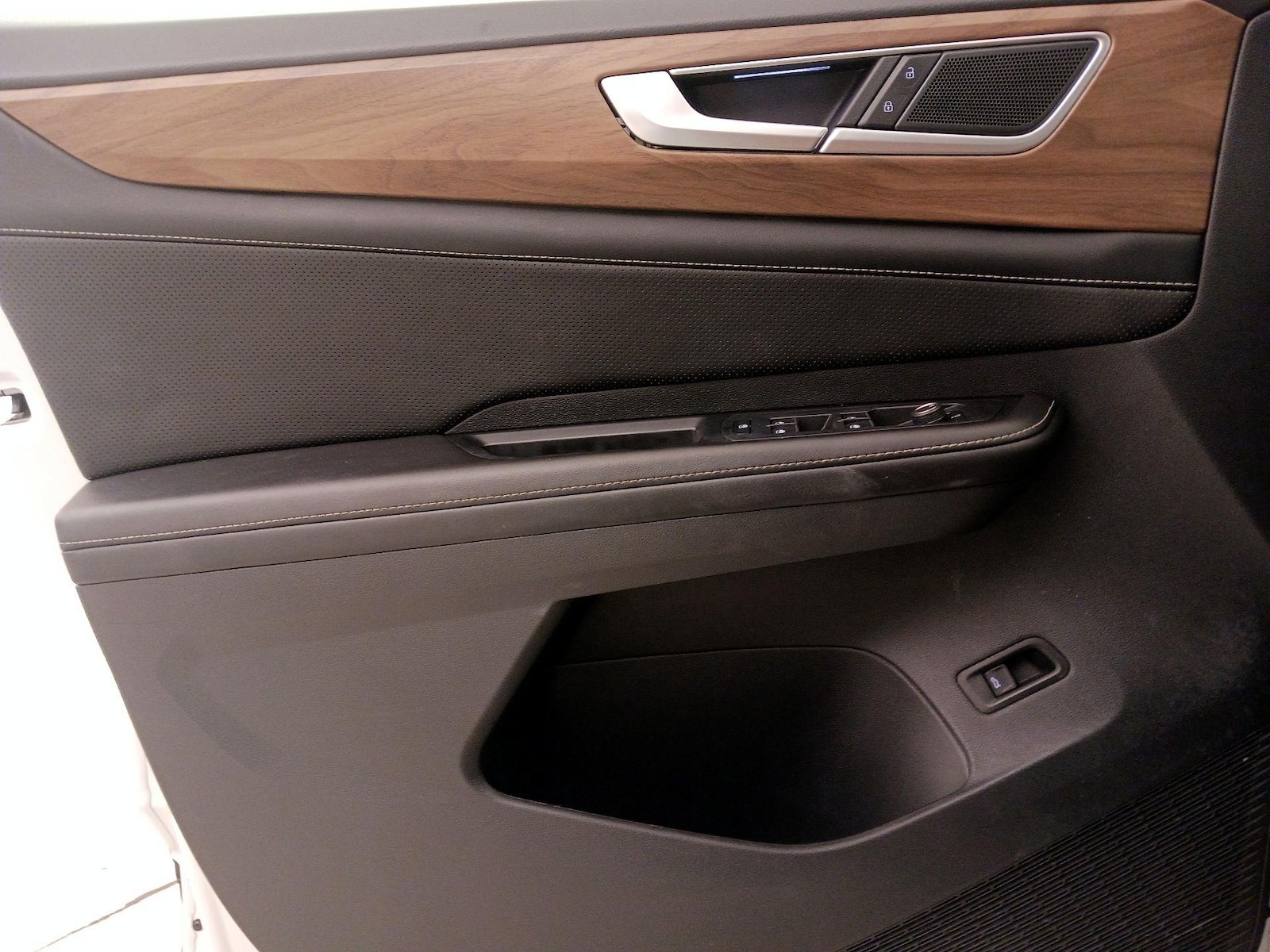 2024 Volkswagen Atlas SE w/Tech - Photo 13