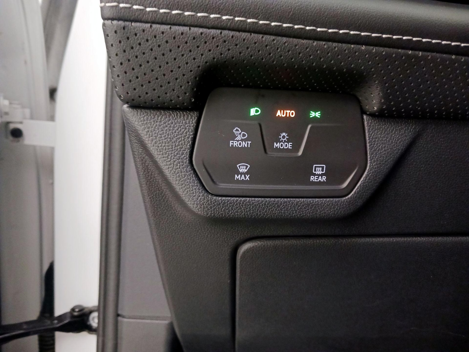 2024 Volkswagen Atlas SE w/Tech - Photo 14