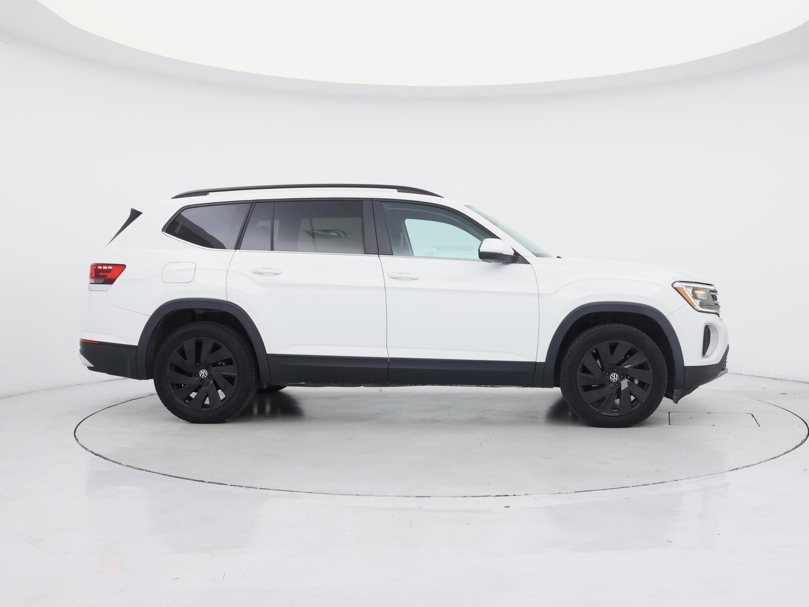 2024 Volkswagen Atlas SE w/Tech - Photo 8