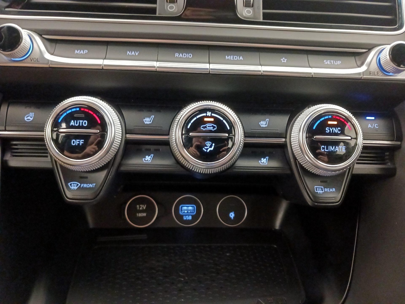 2023 GENESIS G70 Standard - Photo 18