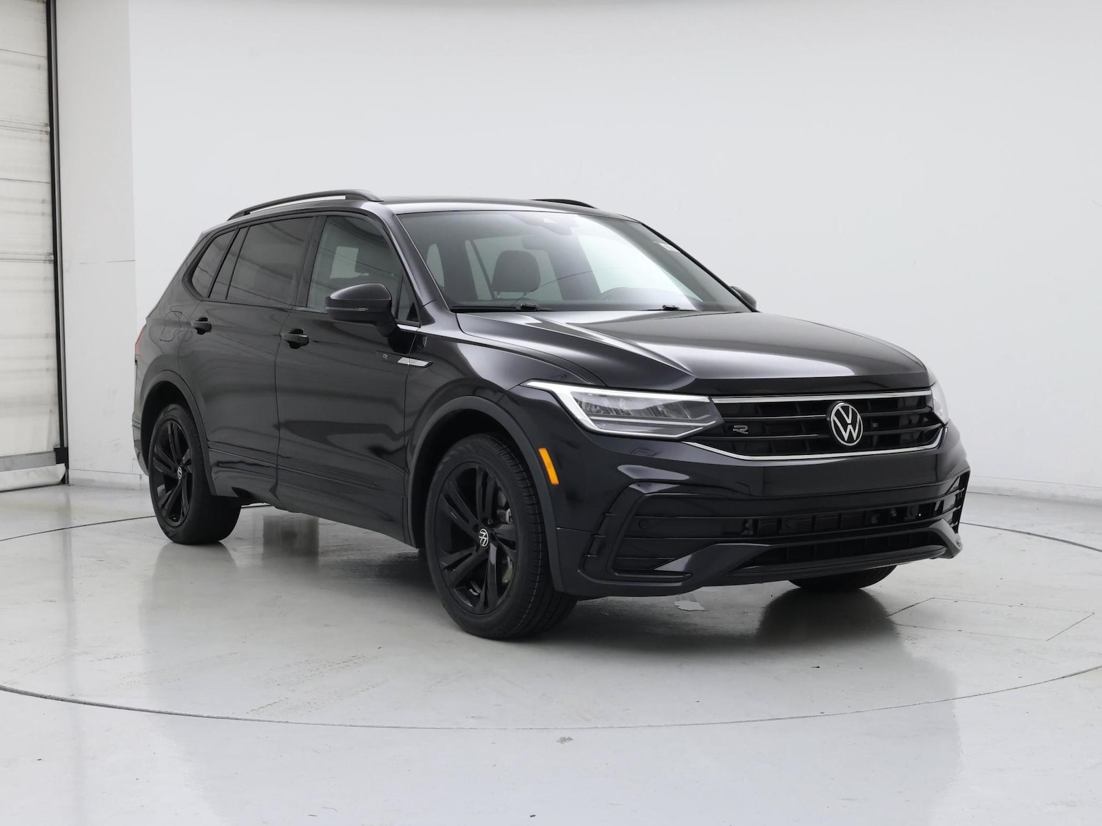 2023 Volkswagen Tiguan SE R-LINE BLACK - Photo 2