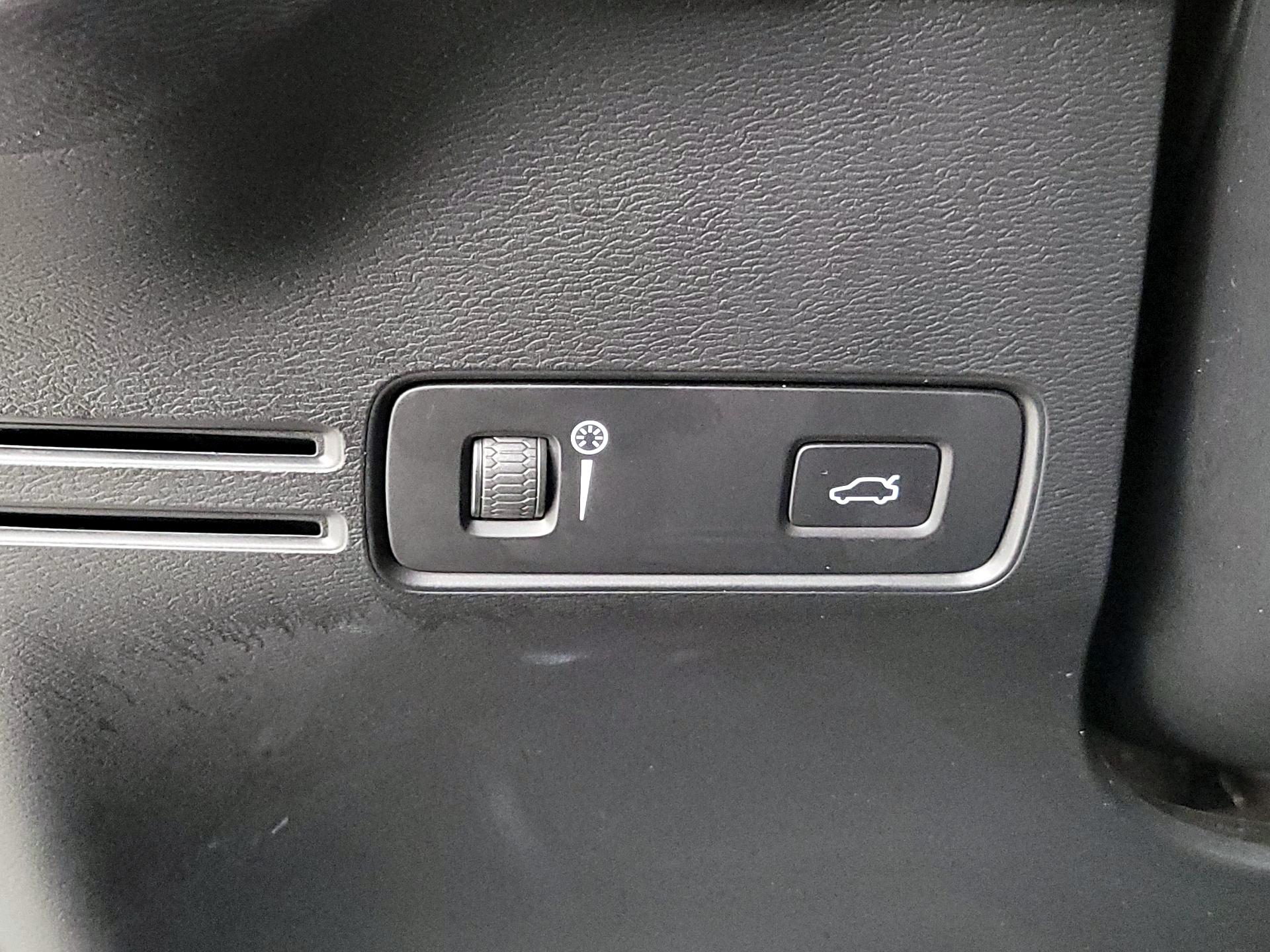 Thumbnail: 2021 Volvo XC40 - 13