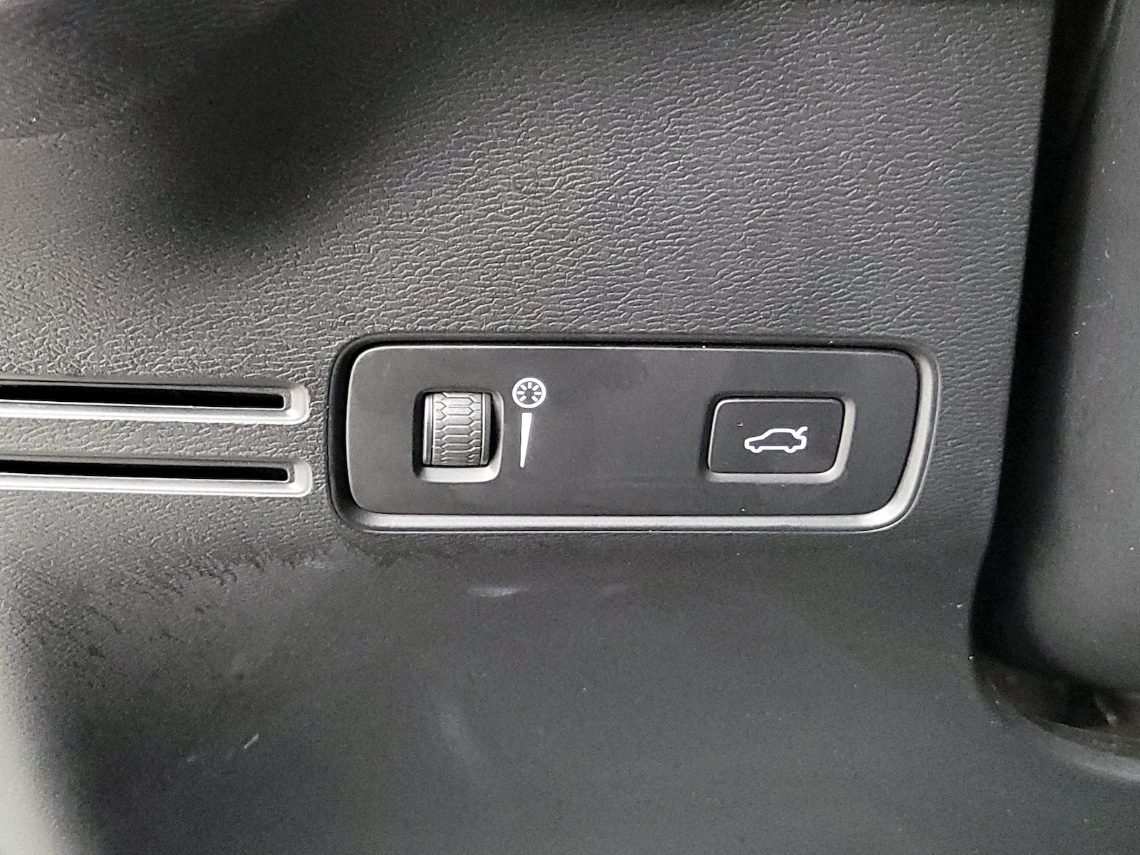 2021 Volvo XC40 R-Design - Photo 14
