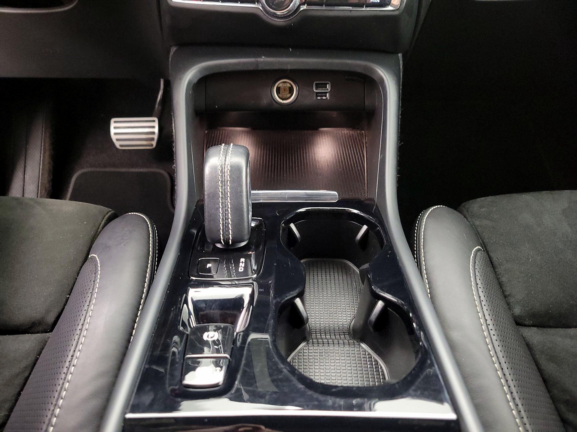 Thumbnail: 2021 Volvo XC40 - 17