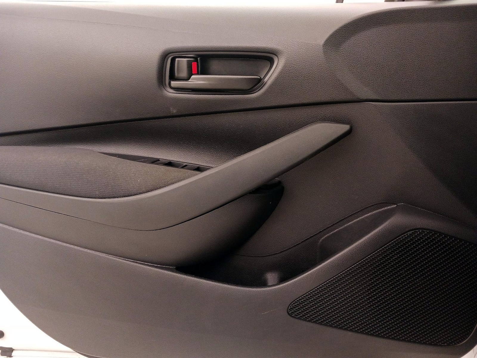 2025 Toyota Corolla LE - Photo 13