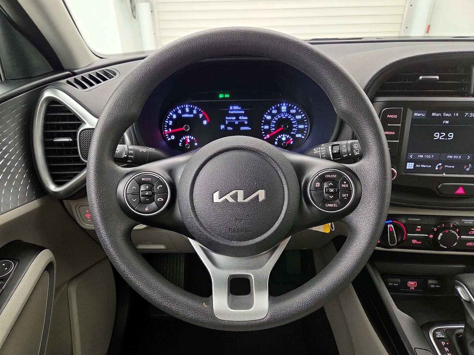 2022 Kia Soul LX - Photo 11