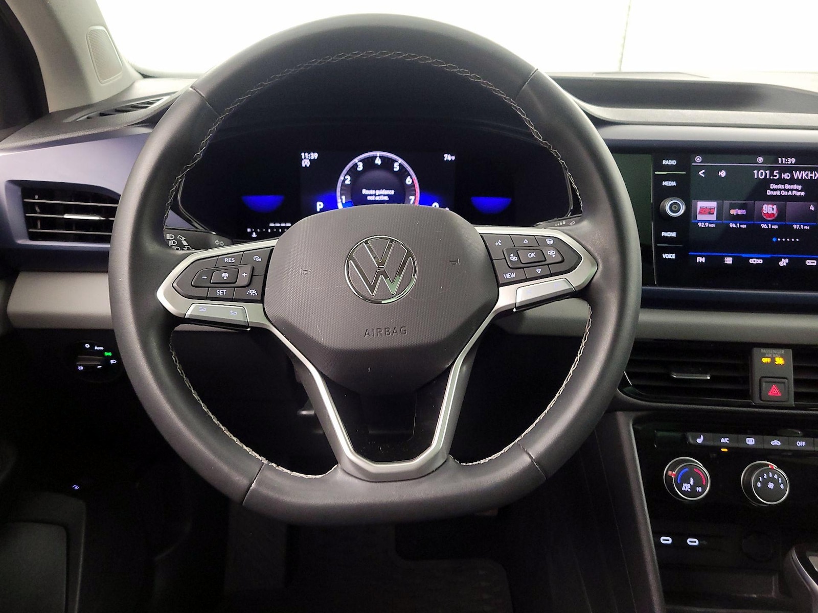 2023 Volkswagen Taos SE - Photo 11