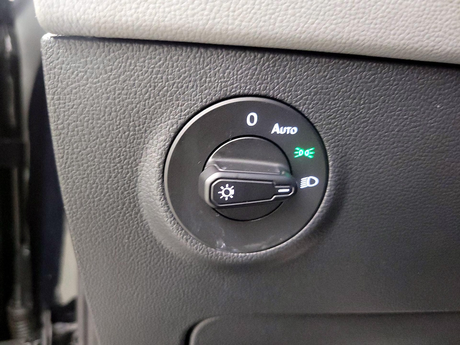 2023 Volkswagen Taos SE - Photo 14