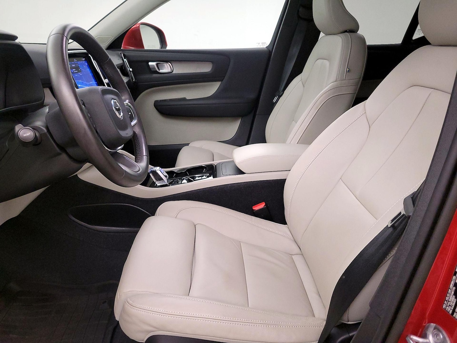 2023 Volvo XC40 Plus - Photo 11