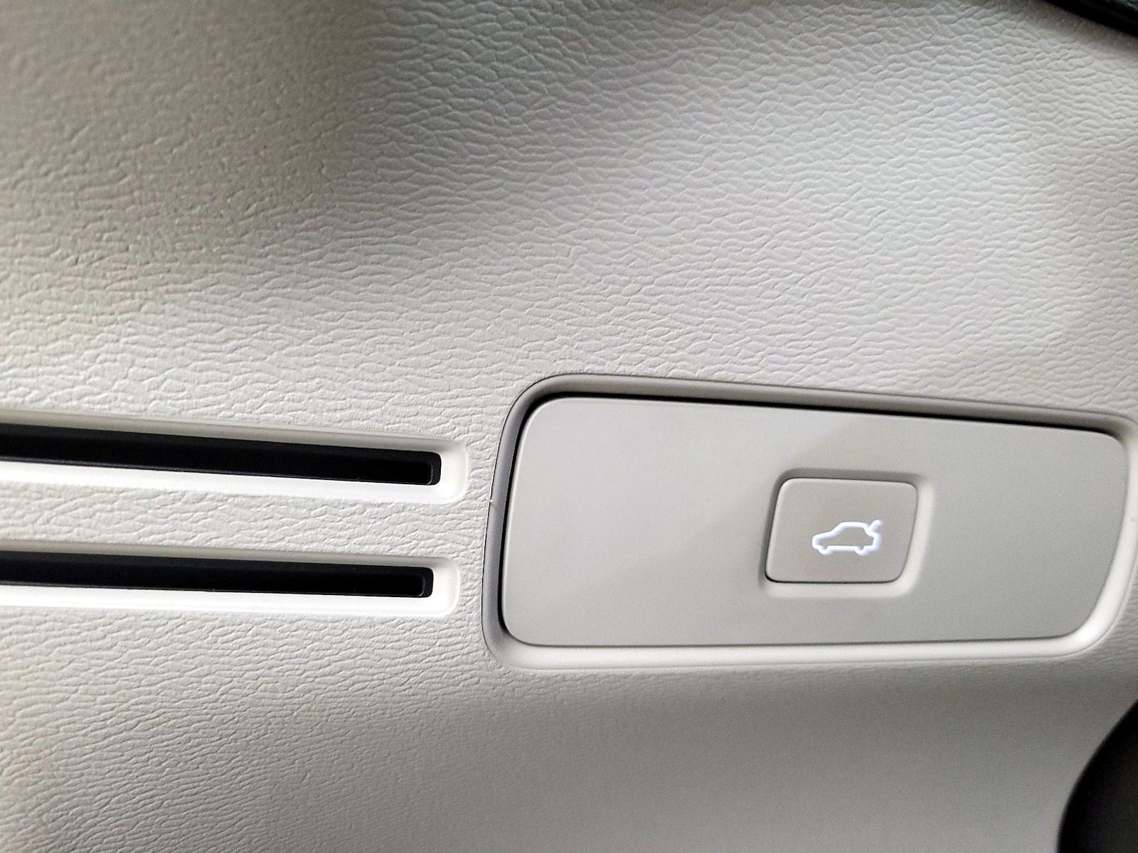 2023 Volvo XC40 Plus - Photo 13