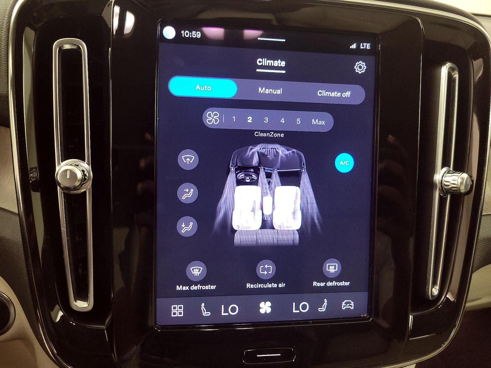 2023 Volvo XC40 Plus - Photo 17