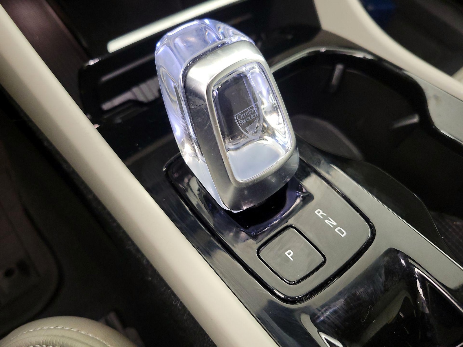 2023 Volvo XC40 Plus - Photo 18
