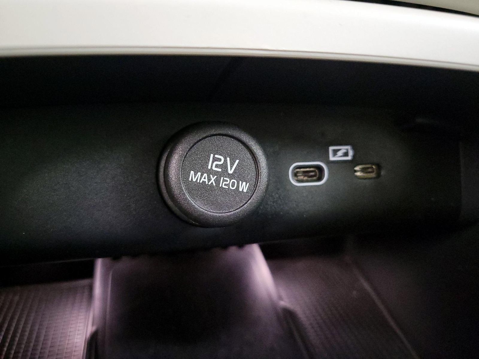 2023 Volvo XC40 Plus - Photo 19