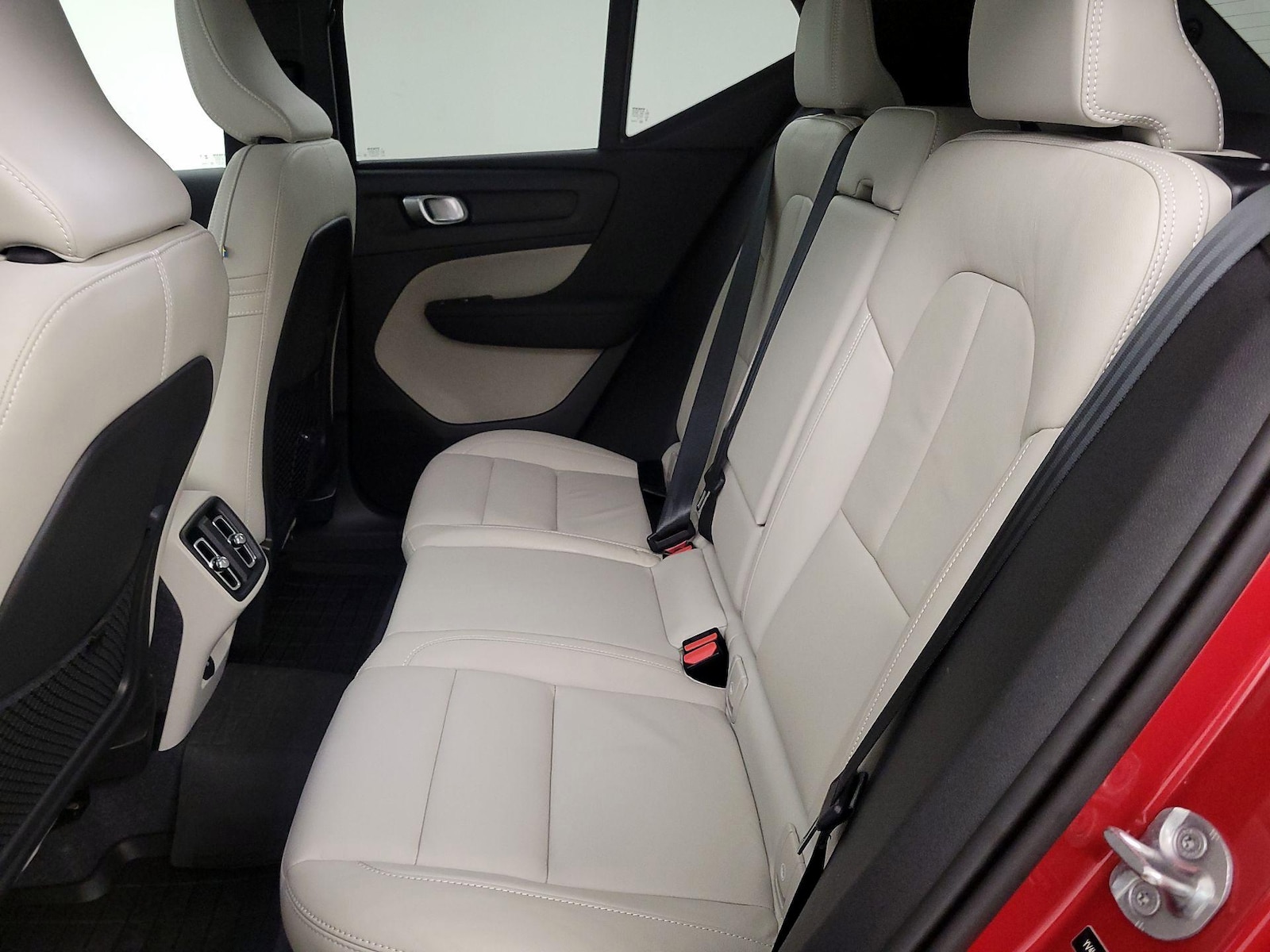 2023 Volvo XC40 Plus - Photo 21