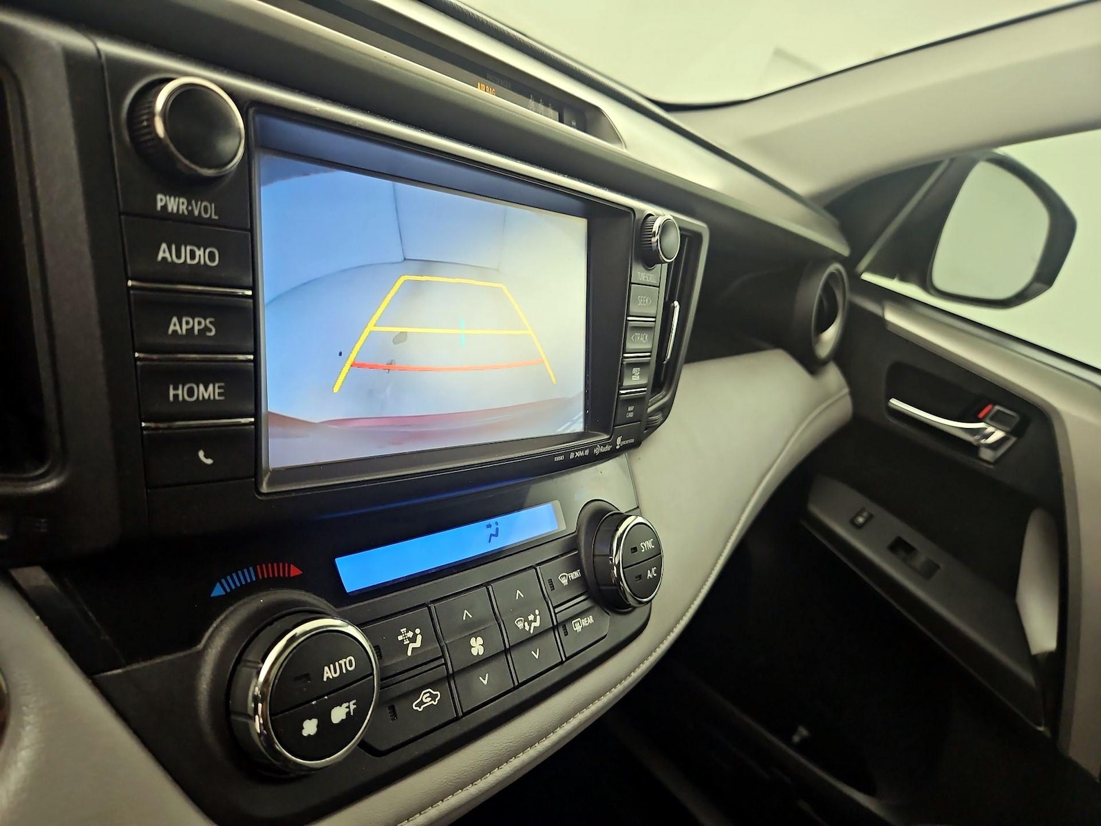 2018 Toyota RAV4 XLE - Photo 15