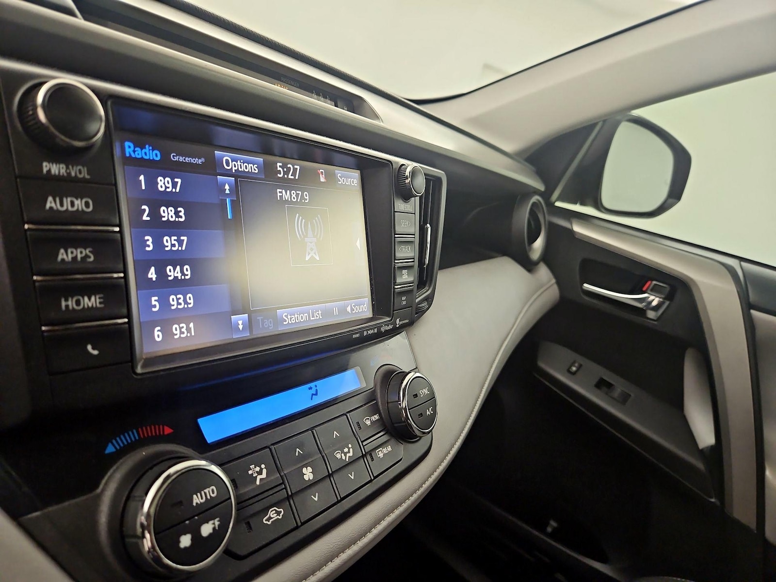 2018 Toyota RAV4 XLE - Photo 16