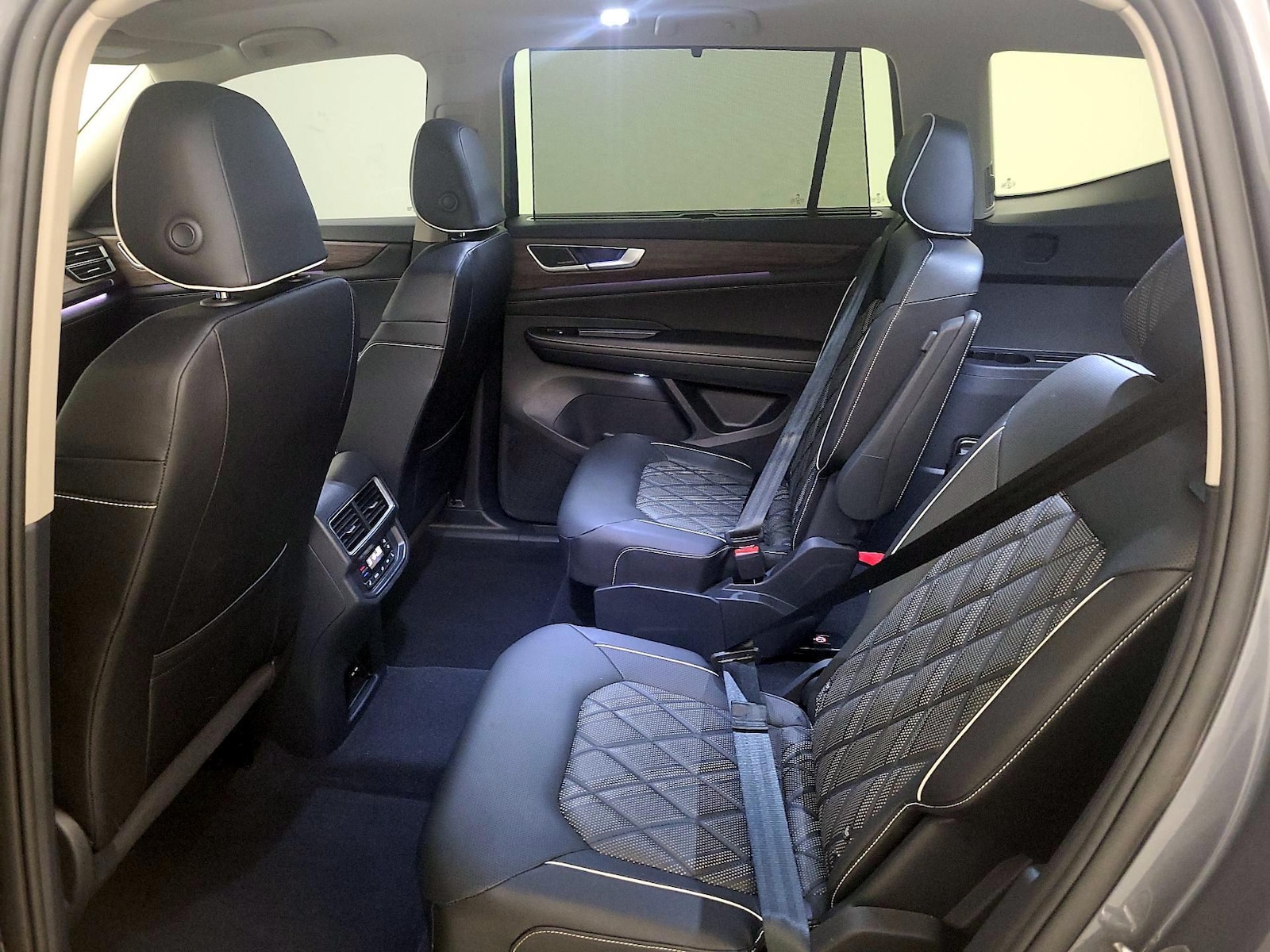 2025 Volkswagen Atlas SEL Premium R-Line - Photo 22
