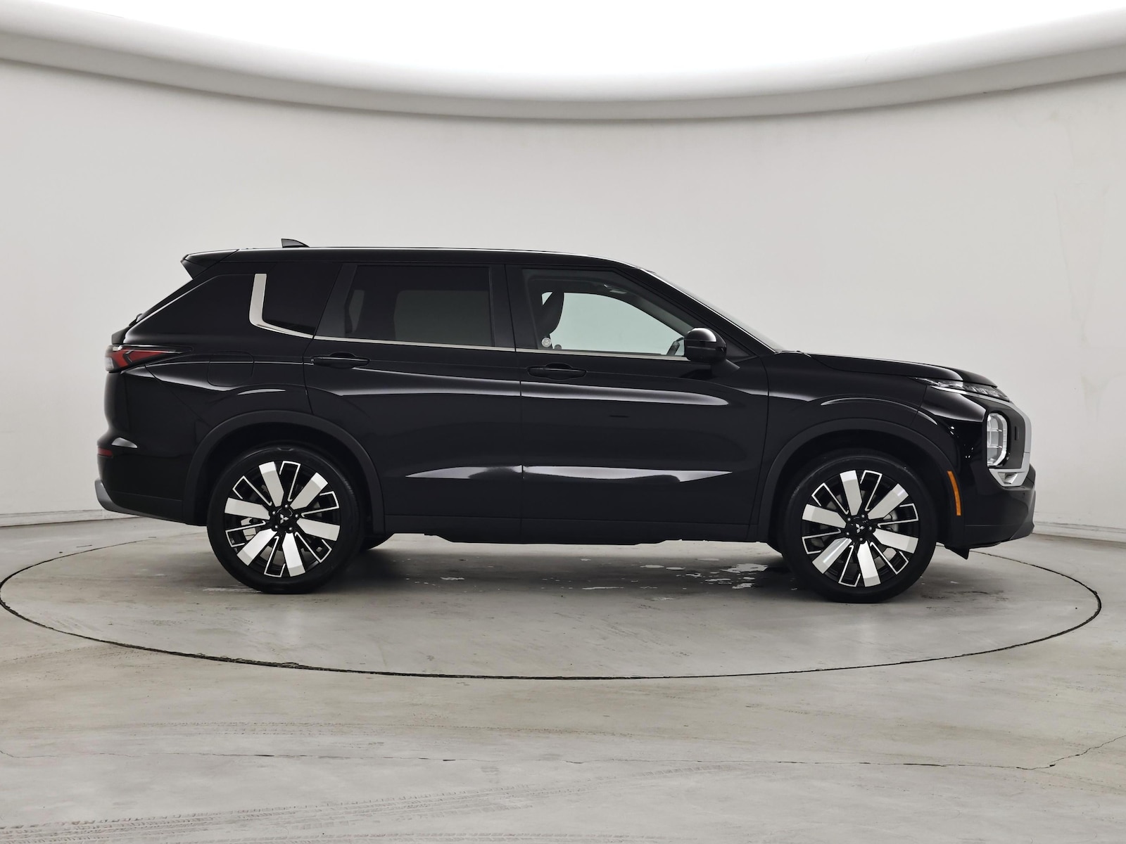 2025 Mitsubishi Outlander SE - Photo 8