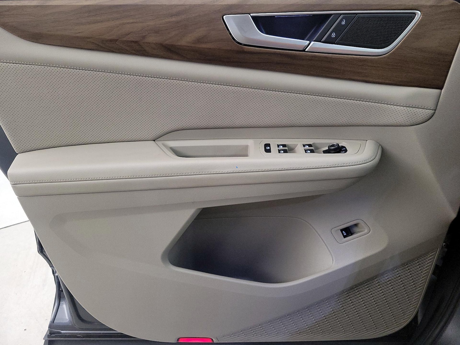 2024 Volkswagen Atlas SE w/Tech - Photo 13