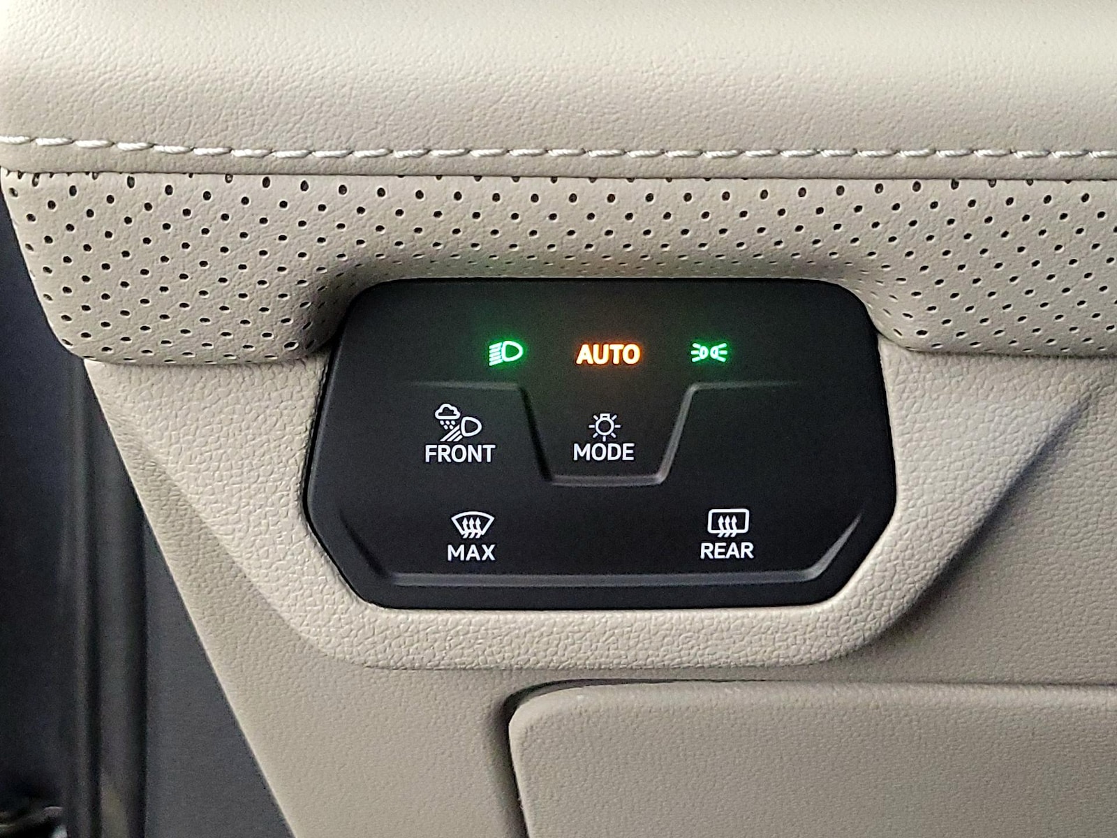 2024 Volkswagen Atlas SE w/Tech - Photo 14