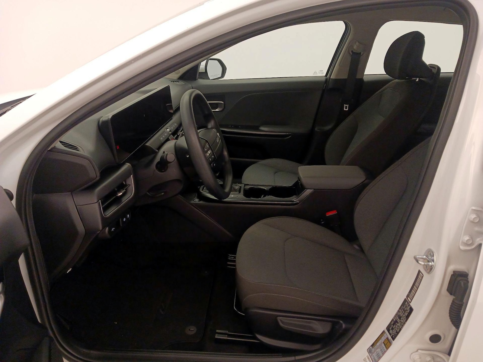 2025 Kia K4 LXS - Photo 12