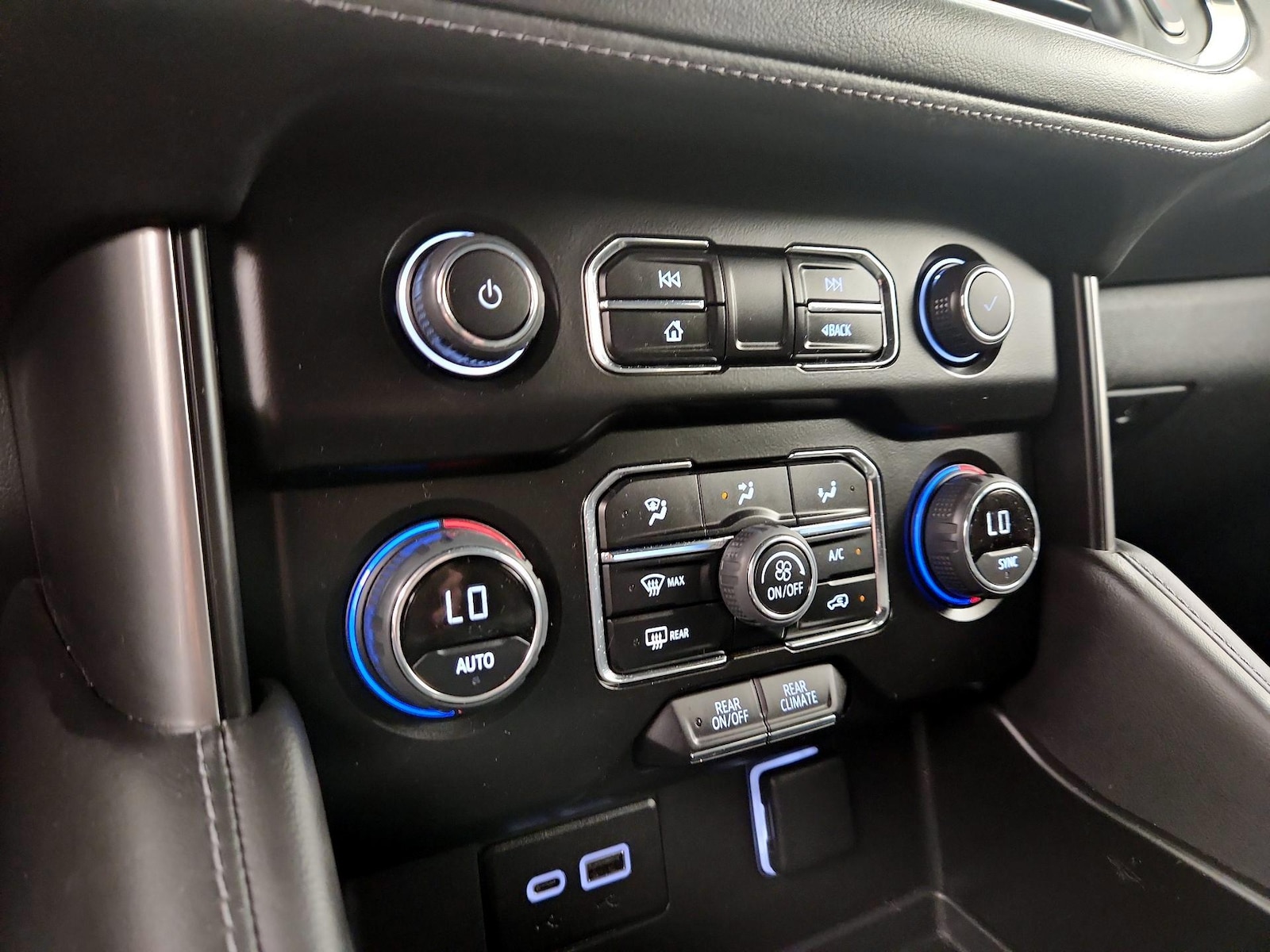 2024 Chevrolet Suburban LS - Photo 17