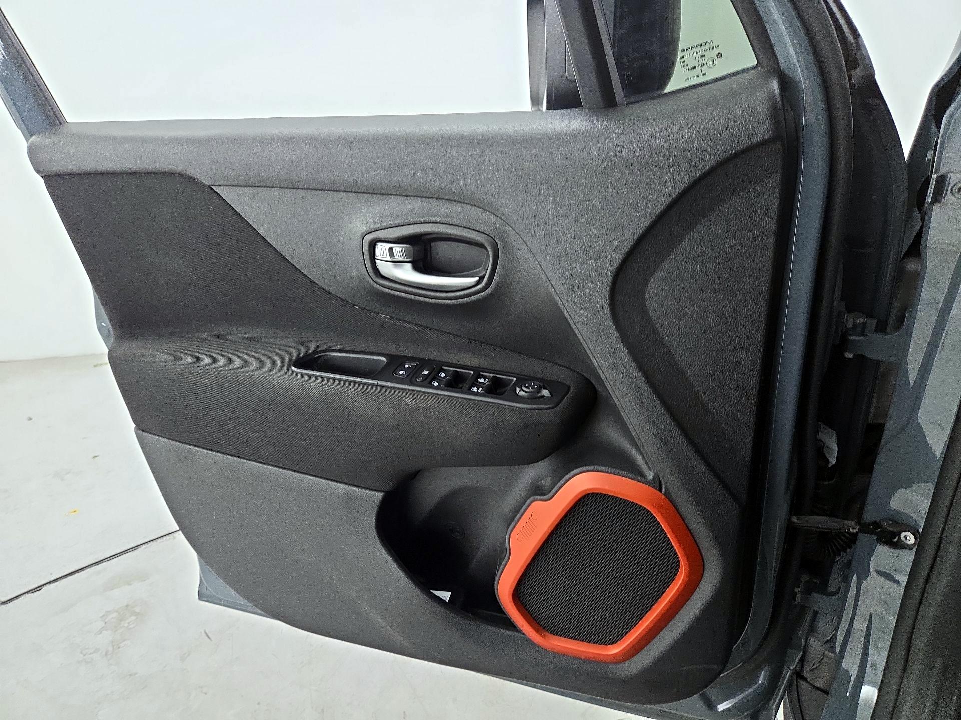 Thumbnail: 2018 Jeep Renegade - 12
