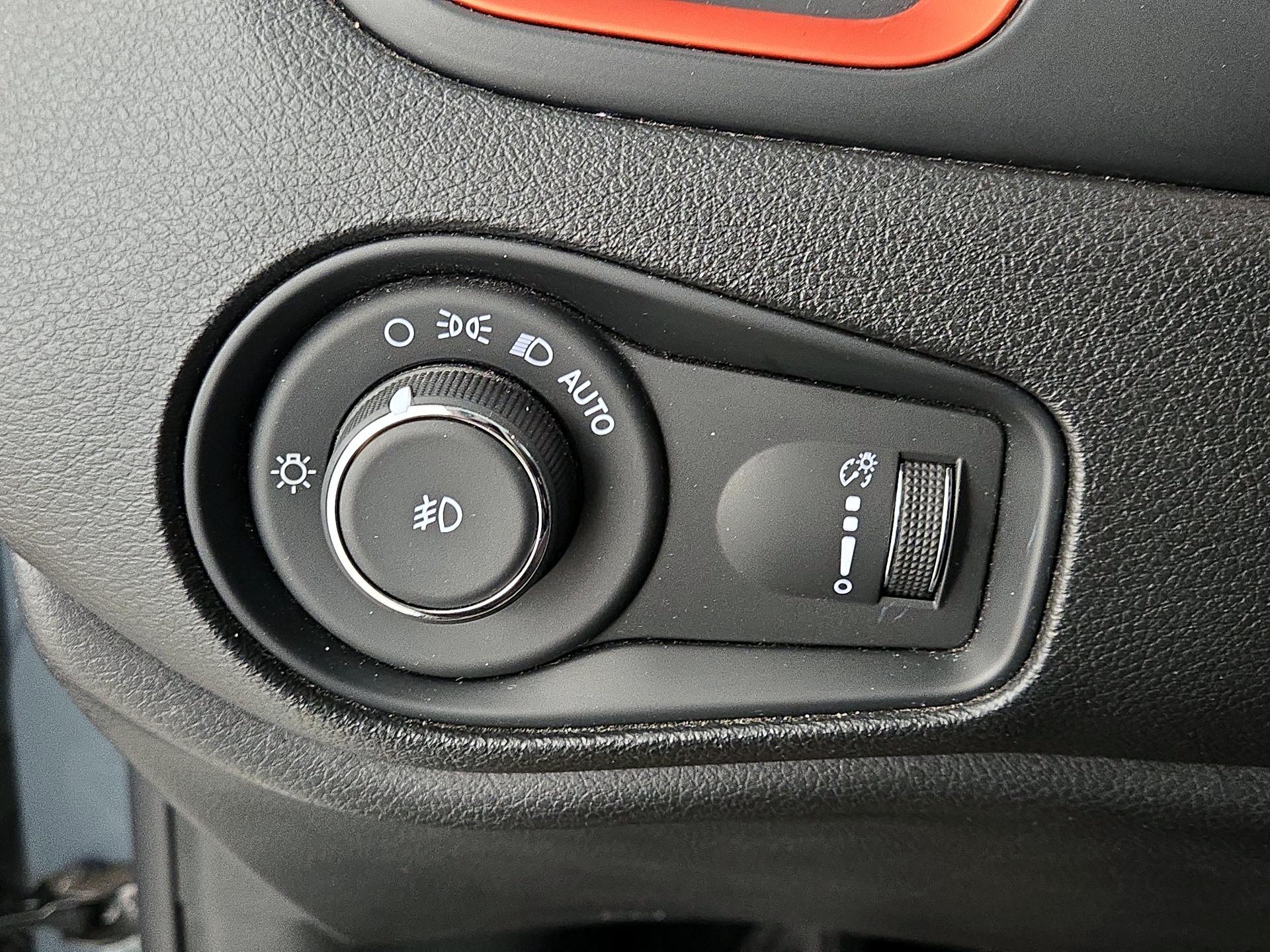 Thumbnail: 2018 Jeep Renegade - 13