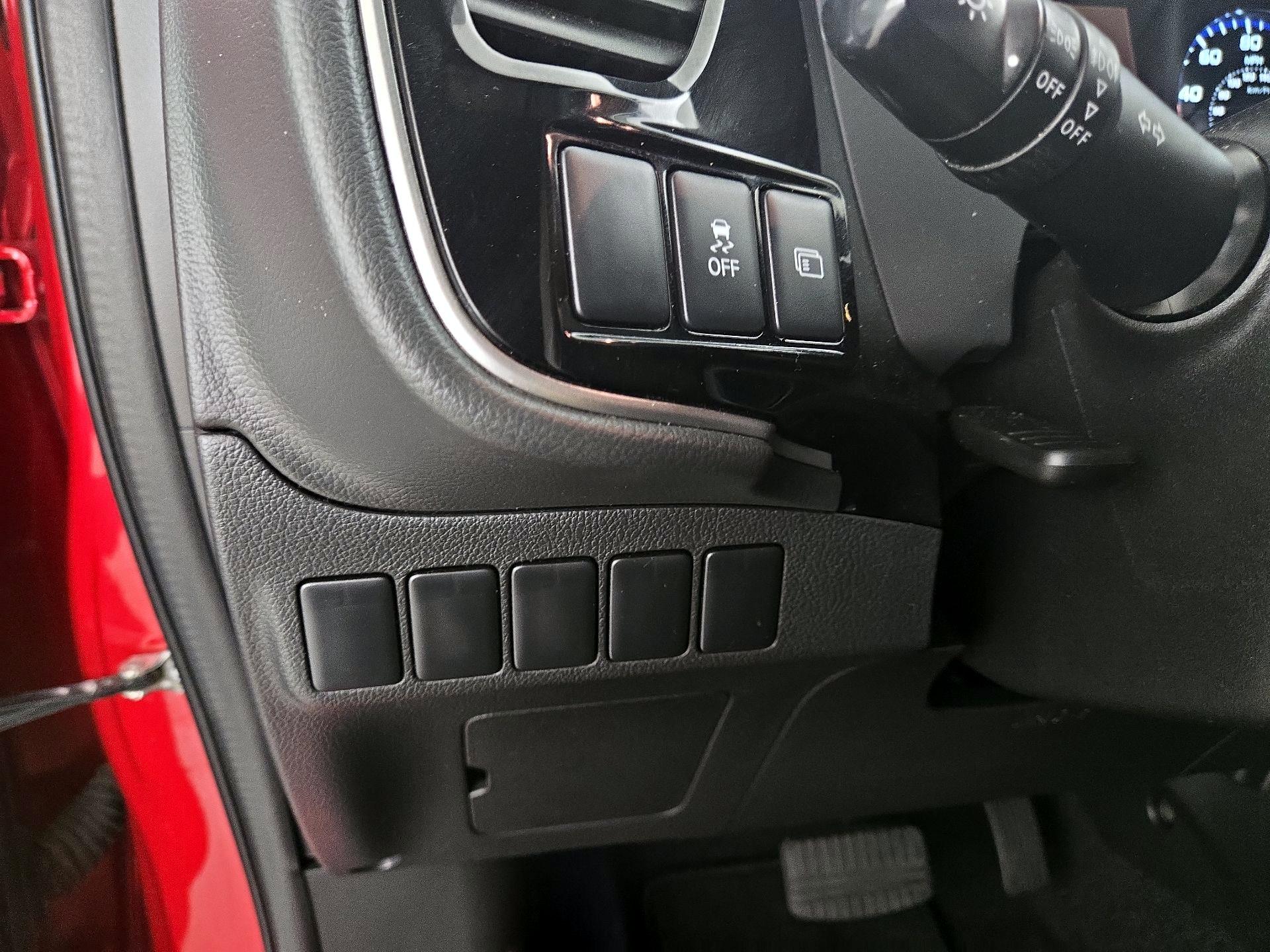 Thumbnail: 2018 Mitsubishi Outlander - 13