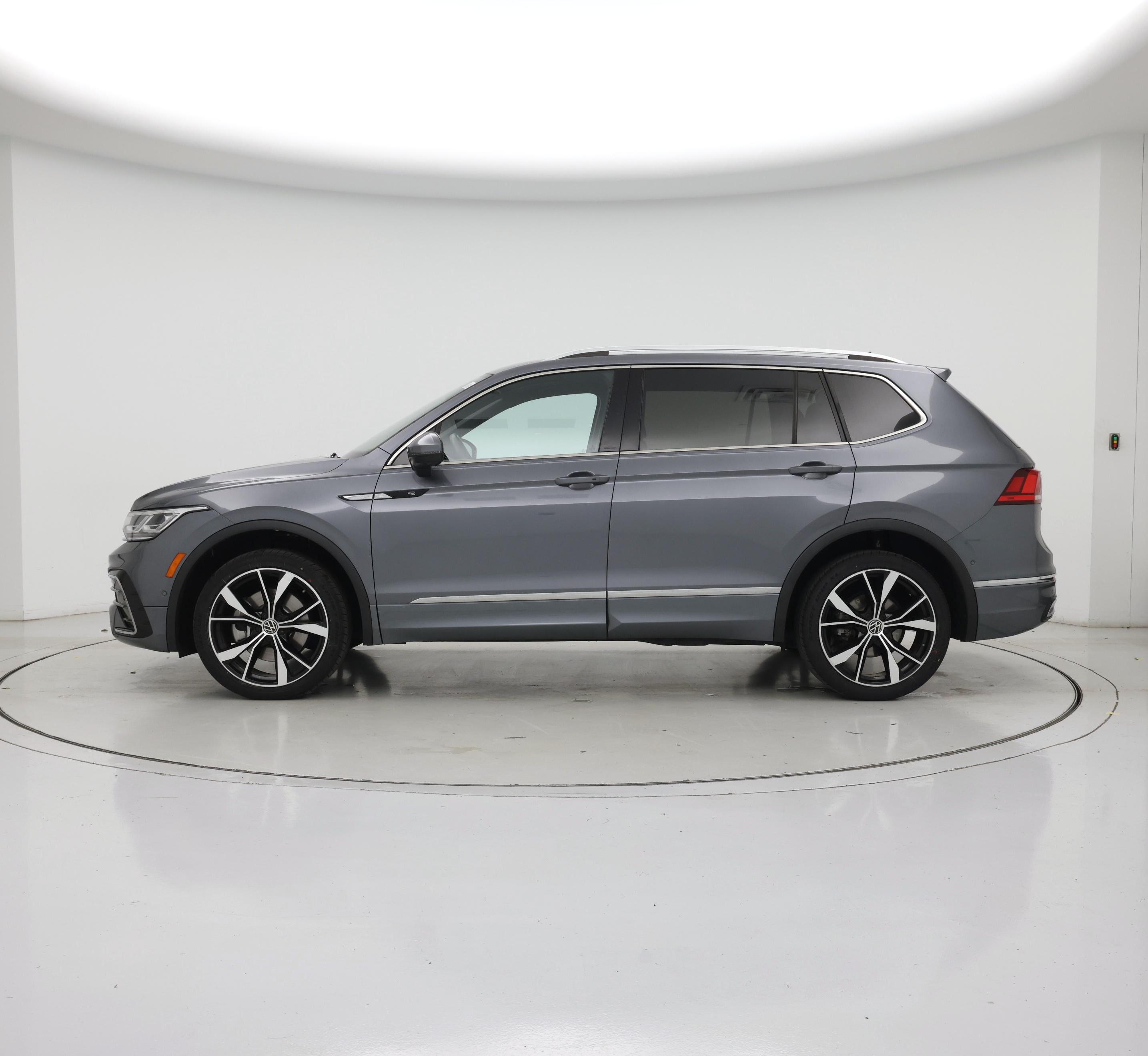 Thumbnail: 2022 Volkswagen Tiguan - 3