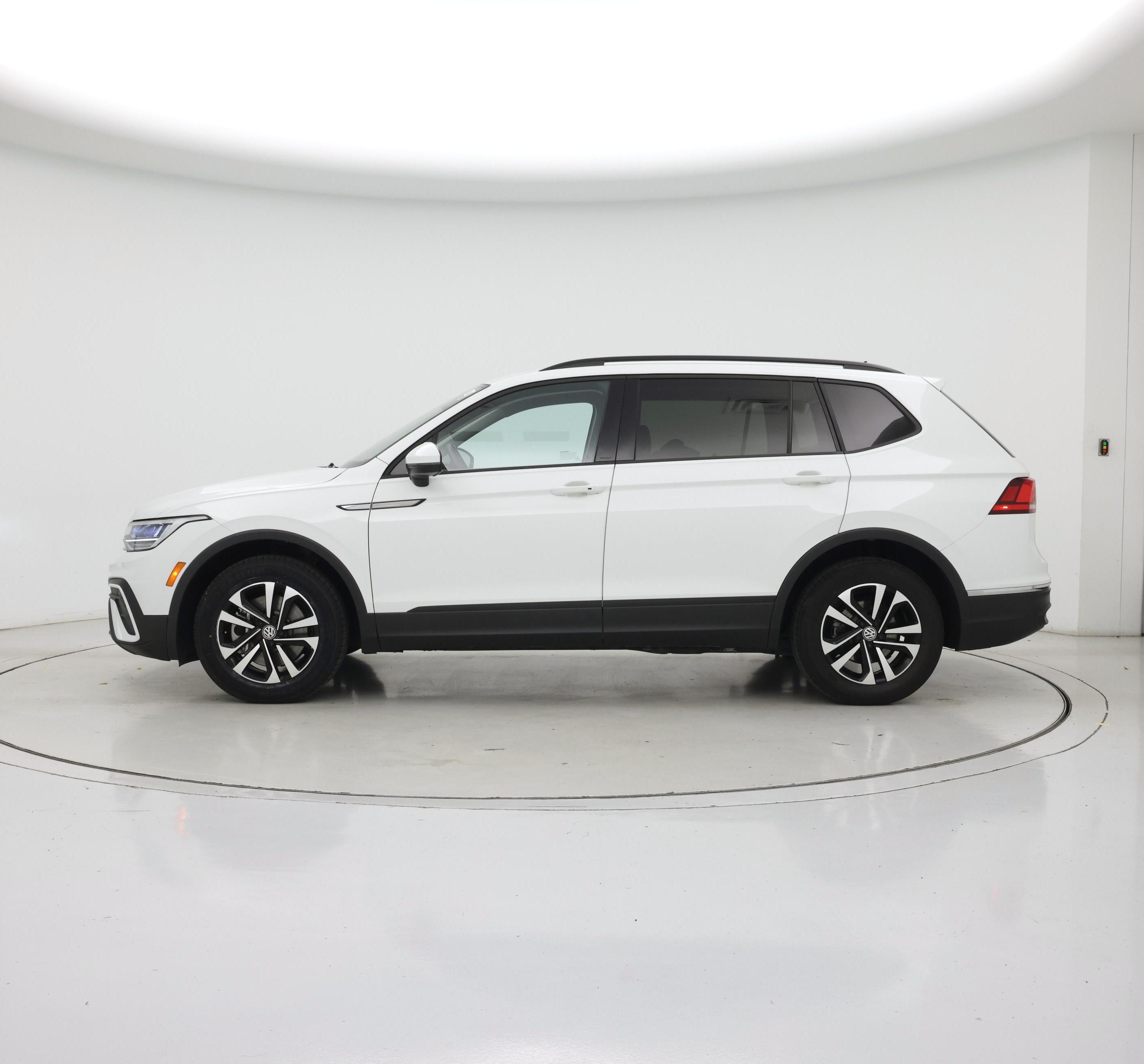 Thumbnail: 2023 Volkswagen Tiguan - 3