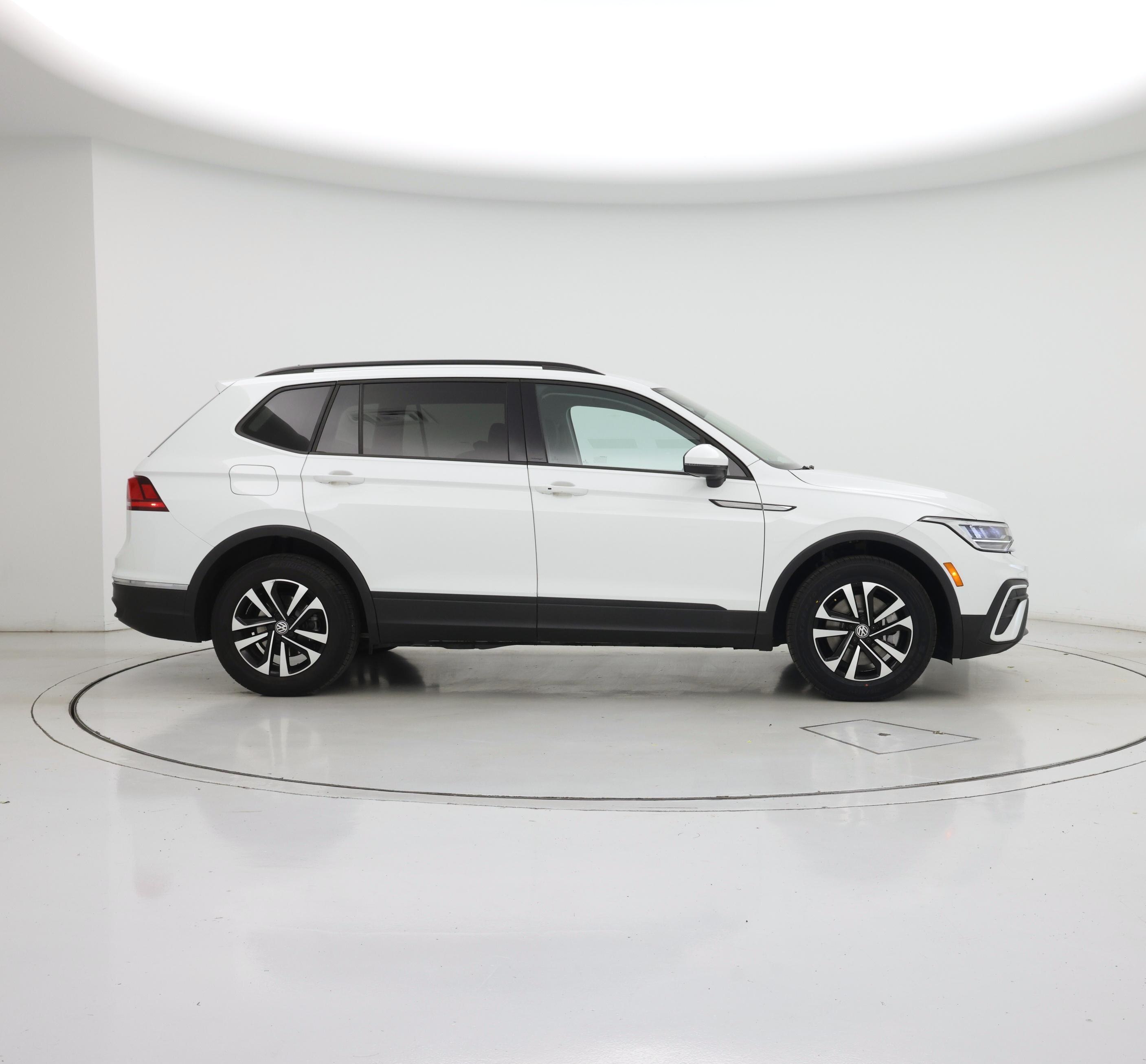 Thumbnail: 2023 Volkswagen Tiguan - 7