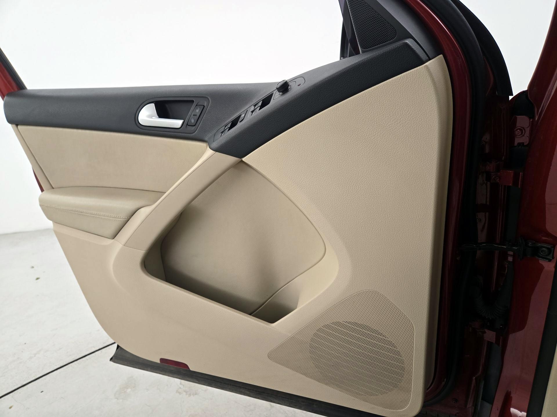 Thumbnail: 2016 Volkswagen Tiguan - 12