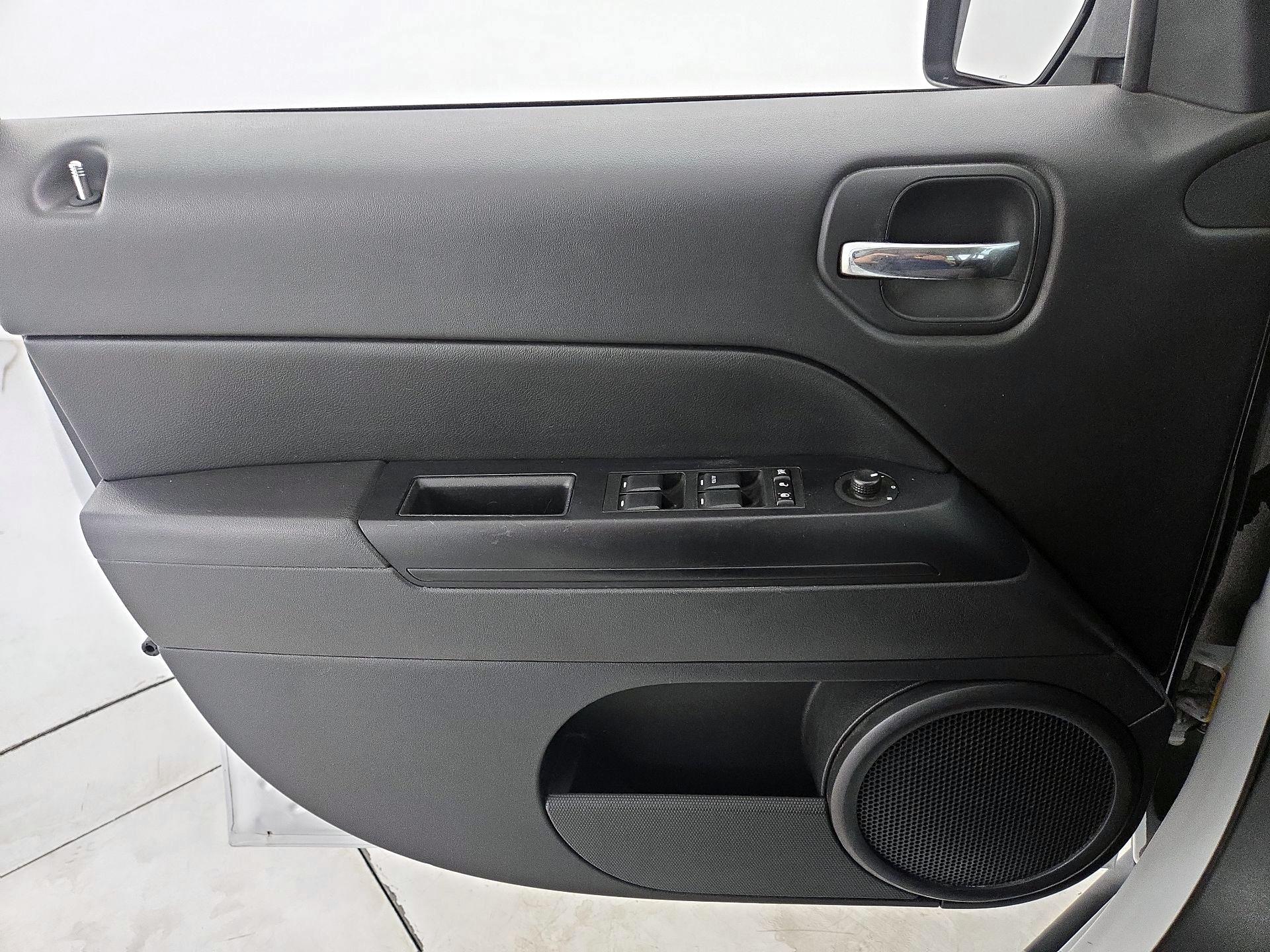 Thumbnail: 2016 Jeep Patriot - 12