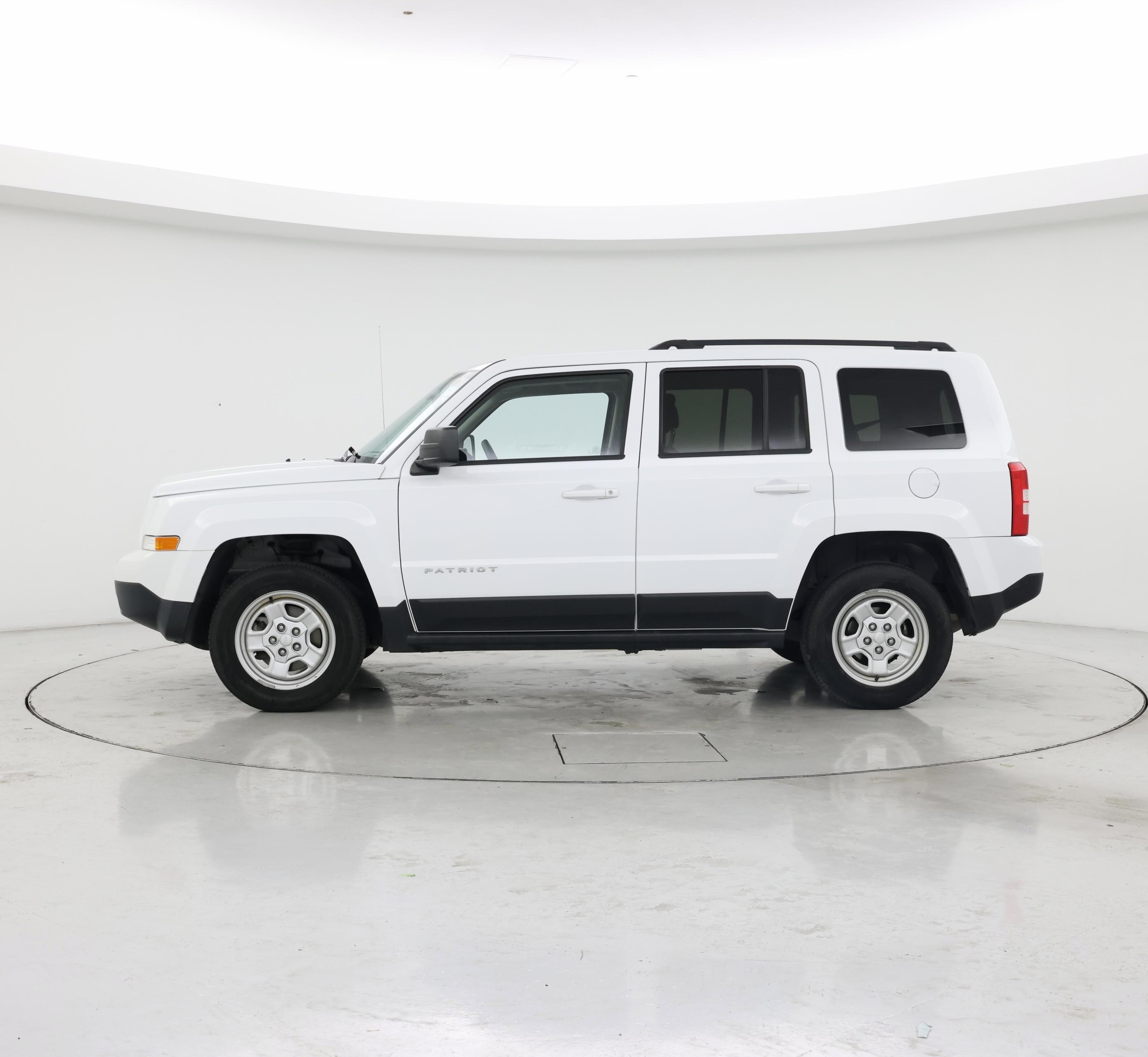 Thumbnail: 2016 Jeep Patriot - 3