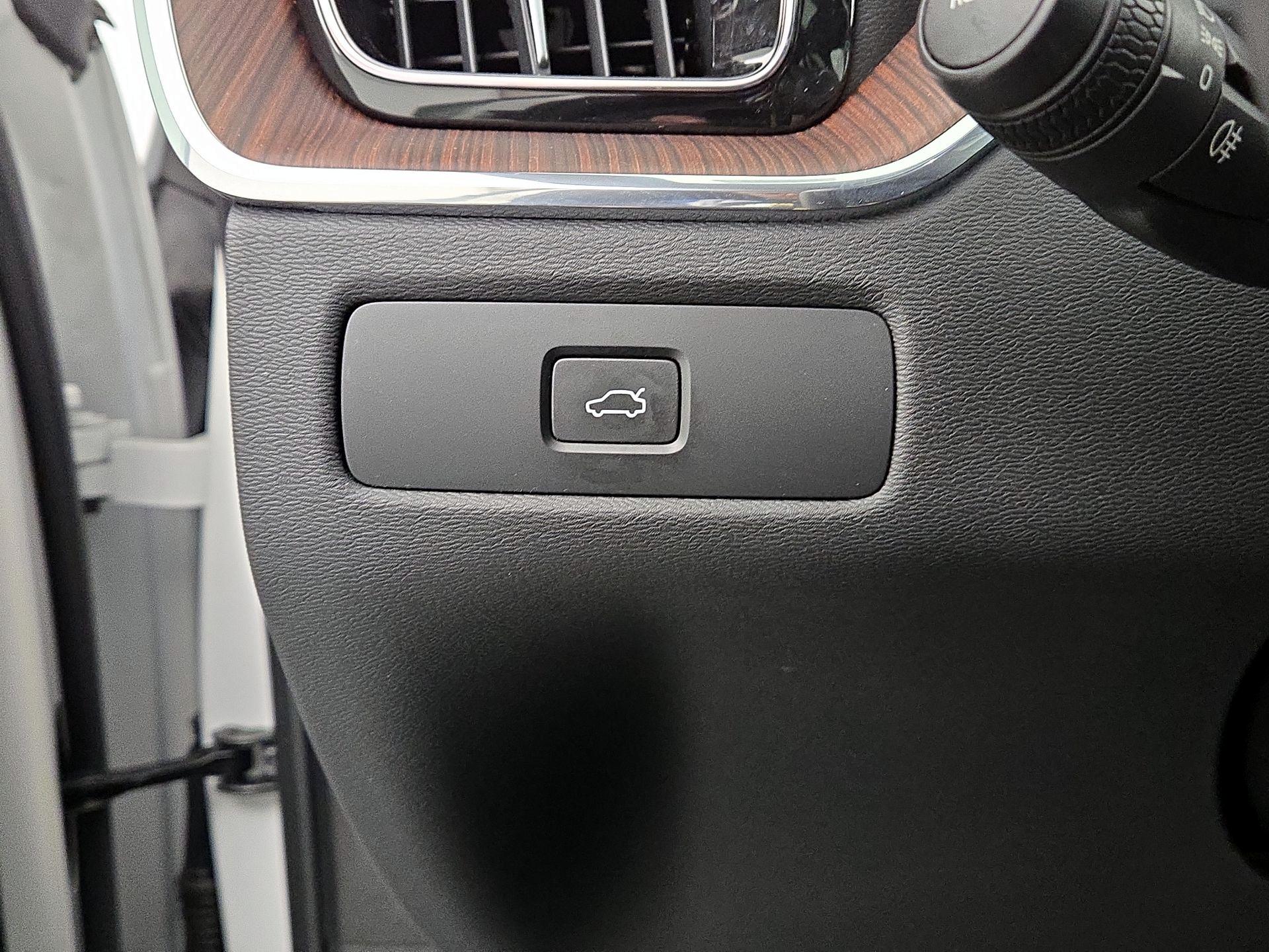 Thumbnail: 2023 Volvo XC60 - 13