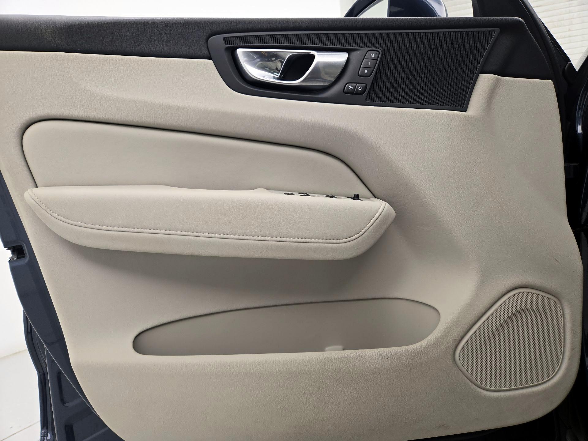 Thumbnail: 2023 Volvo XC60 - 12