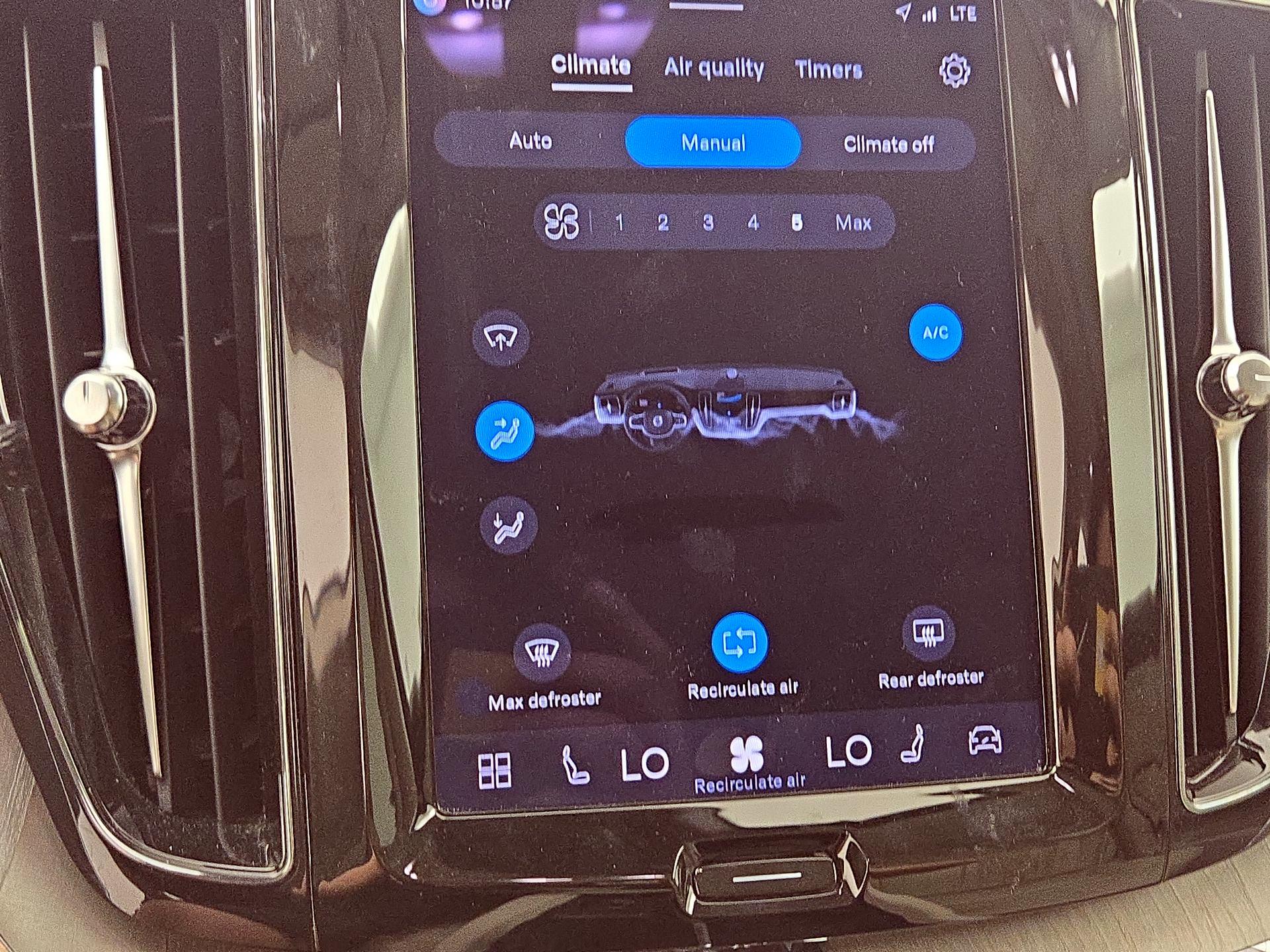 Thumbnail: 2023 Volvo XC60 - 17