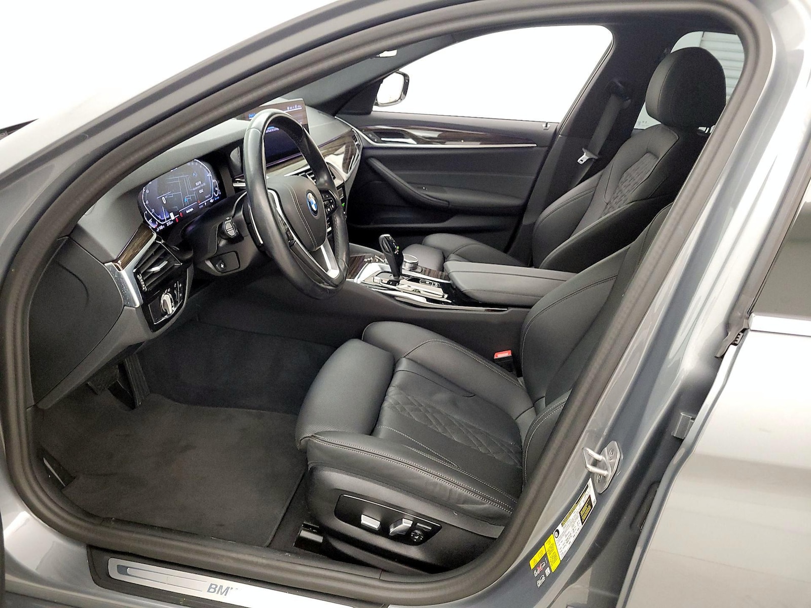 2023 BMW 5 Series 530e - Photo 12