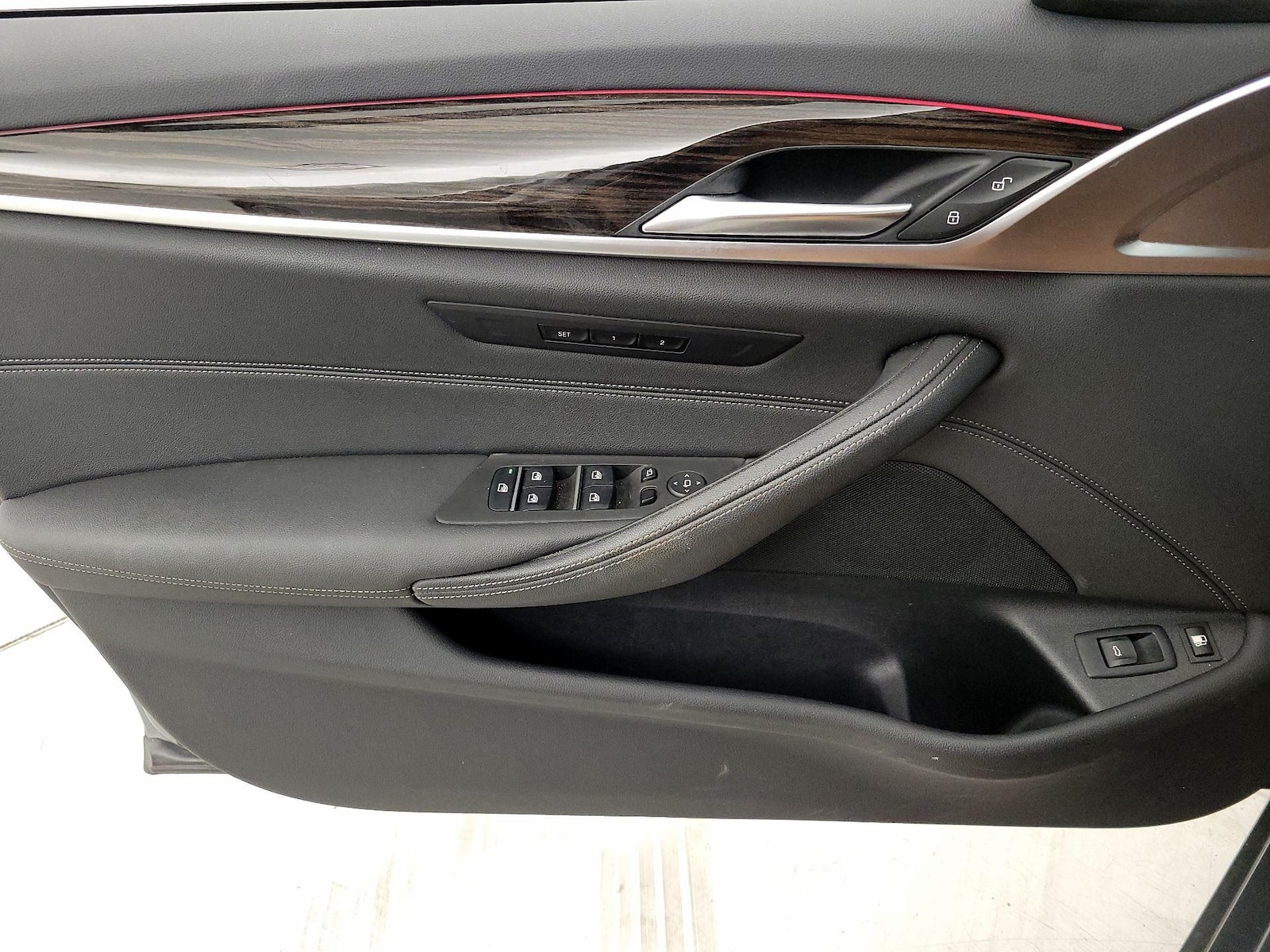 2023 BMW 5 Series 530e - Photo 13