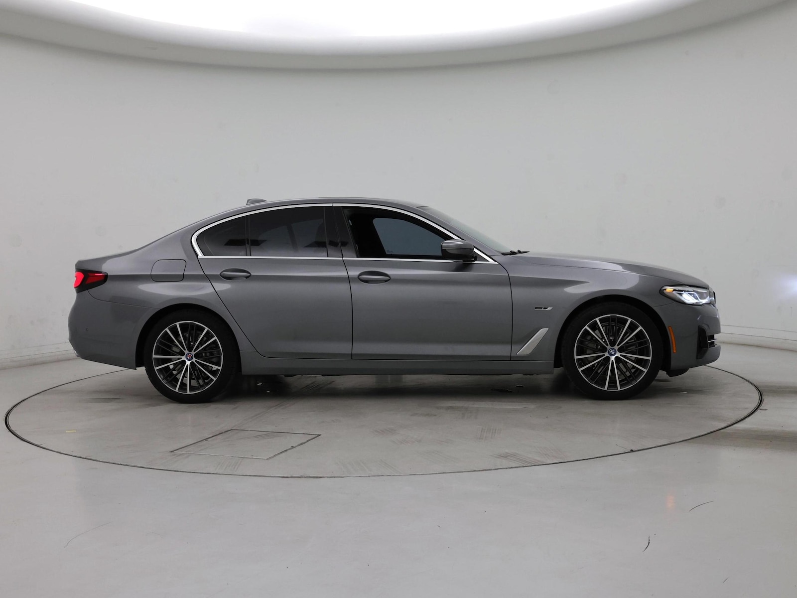 2023 BMW 5 Series 530e - Photo 8