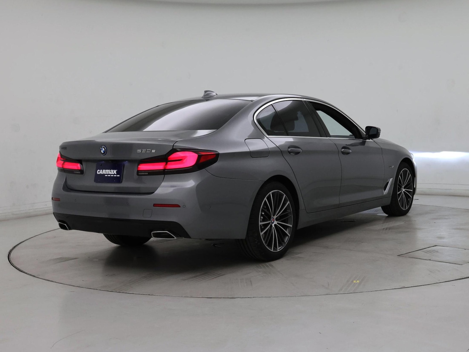 2023 BMW 5 Series 530e - Photo 9