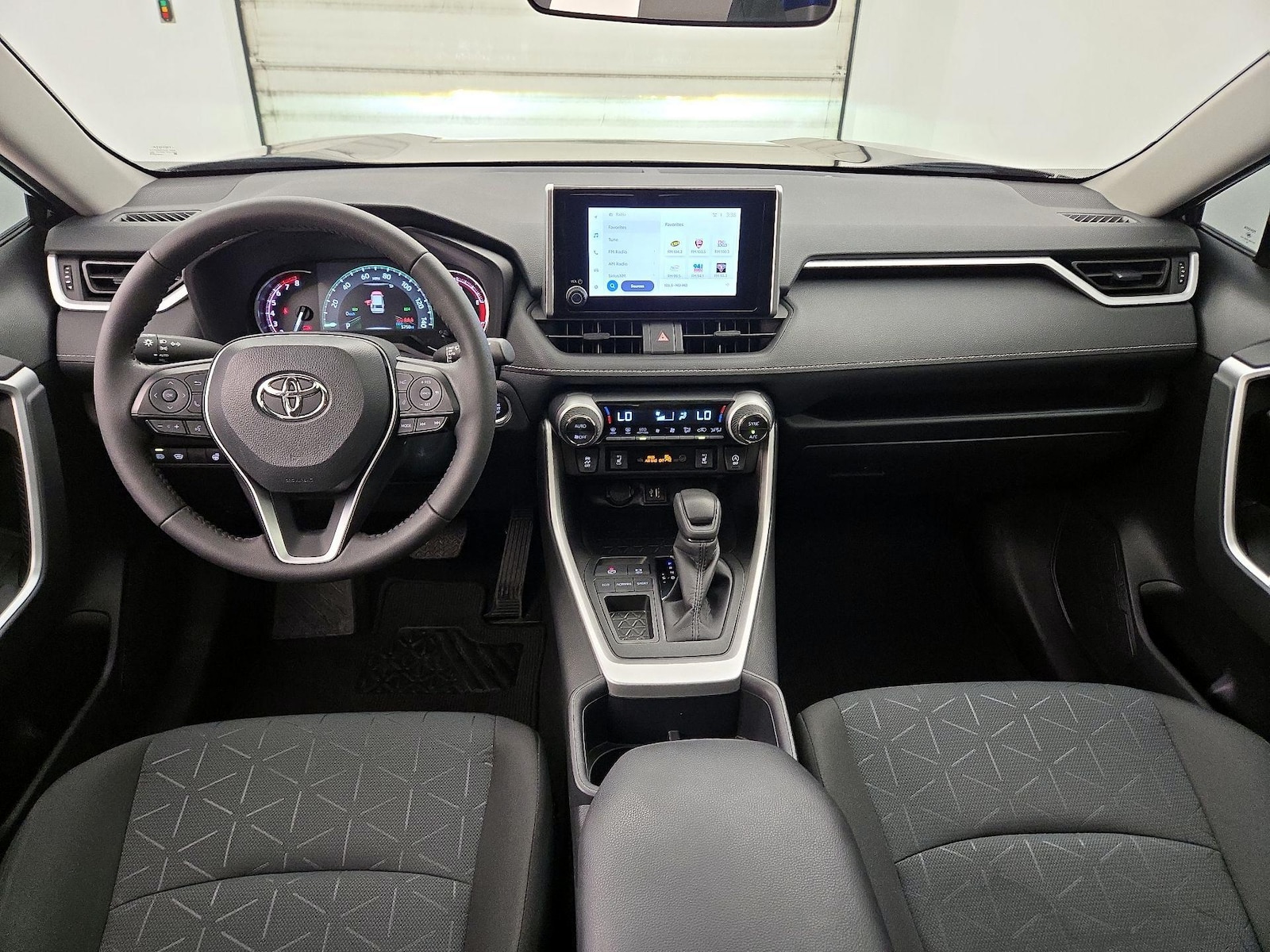 2025 Toyota RAV4 XLE - Photo 10