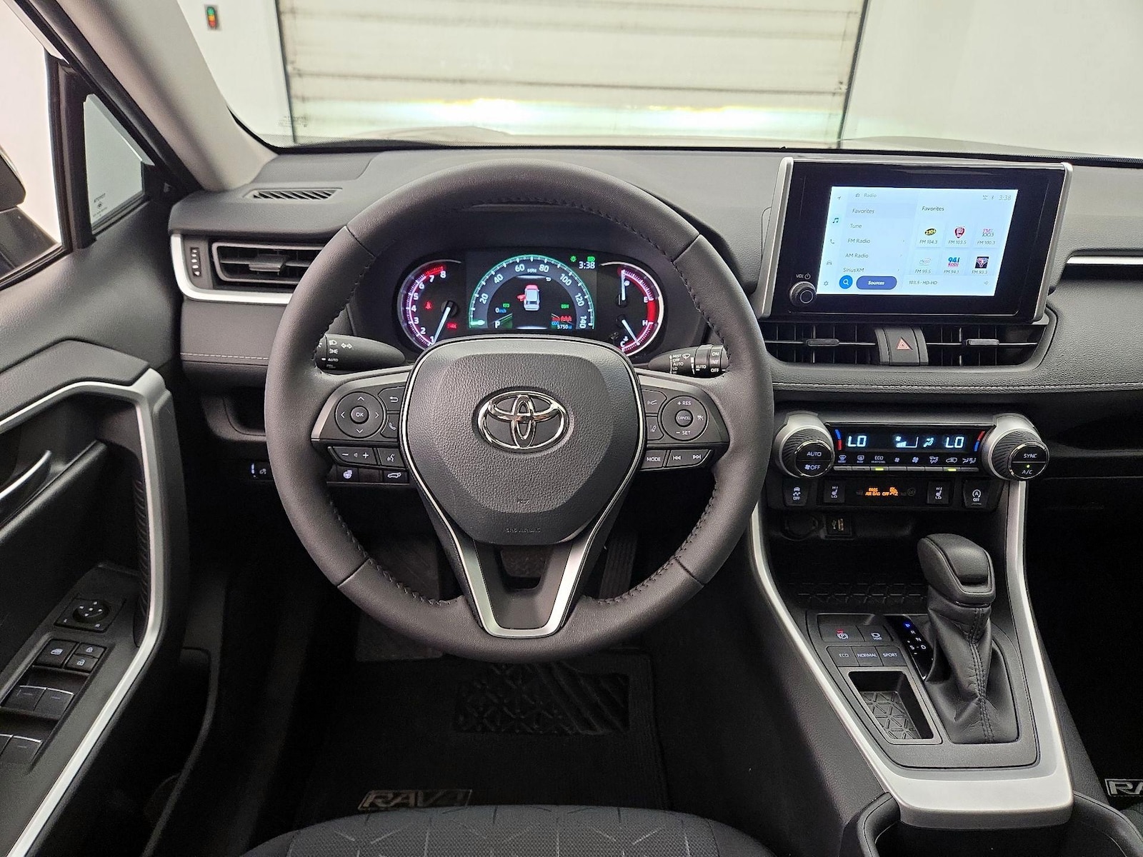 2025 Toyota RAV4 XLE - Photo 11