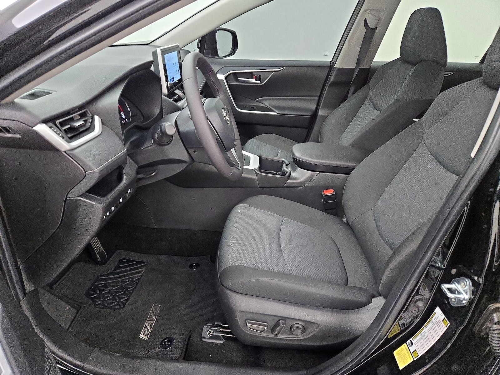 2025 Toyota RAV4 XLE - Photo 12