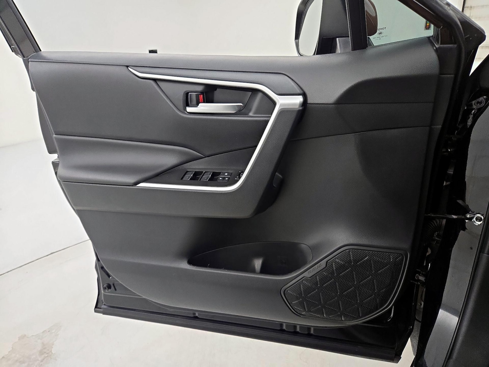 2025 Toyota RAV4 XLE - Photo 13