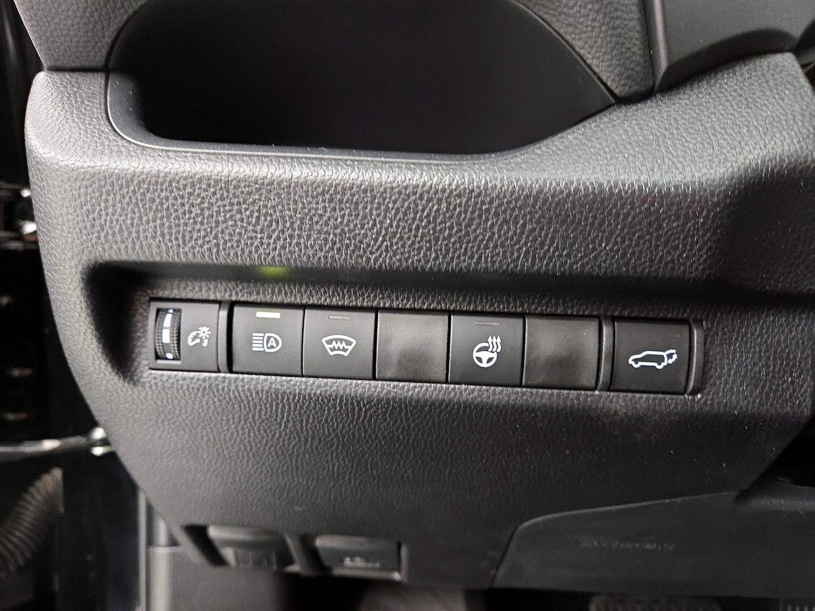 2025 Toyota RAV4 XLE - Photo 14