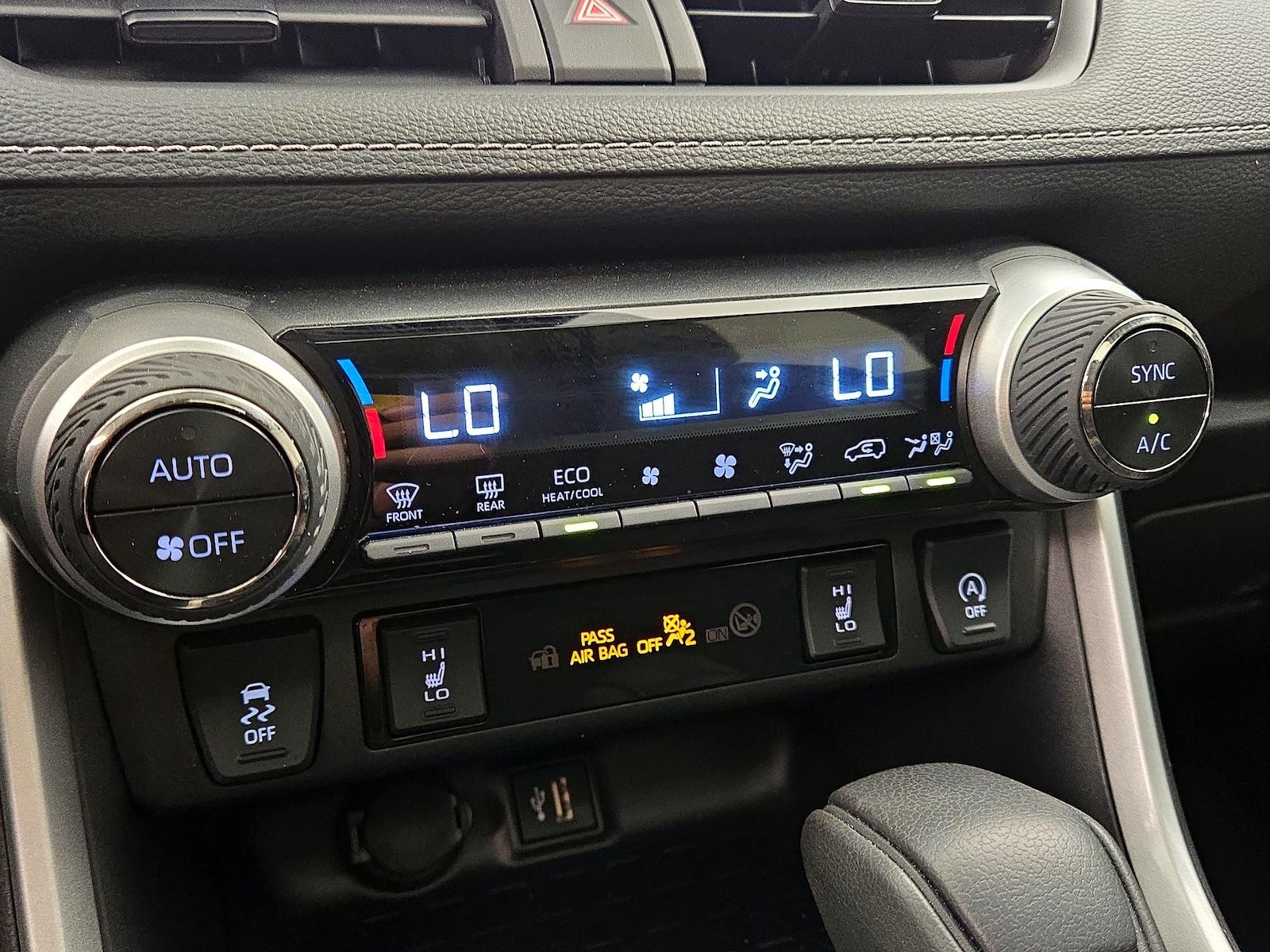 2025 Toyota RAV4 XLE - Photo 17